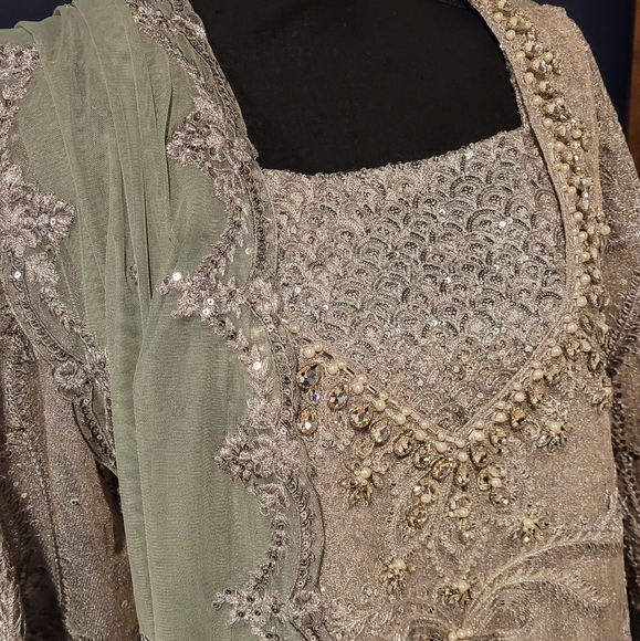 ❌️SOLD❌️ Maria b wedding edition silver grey suit - Picture 5 of 12